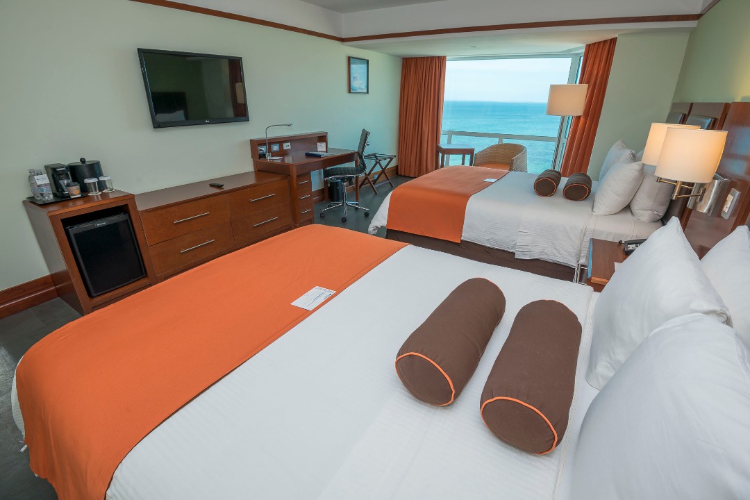 Habitacion con dos camas y vista panoramica