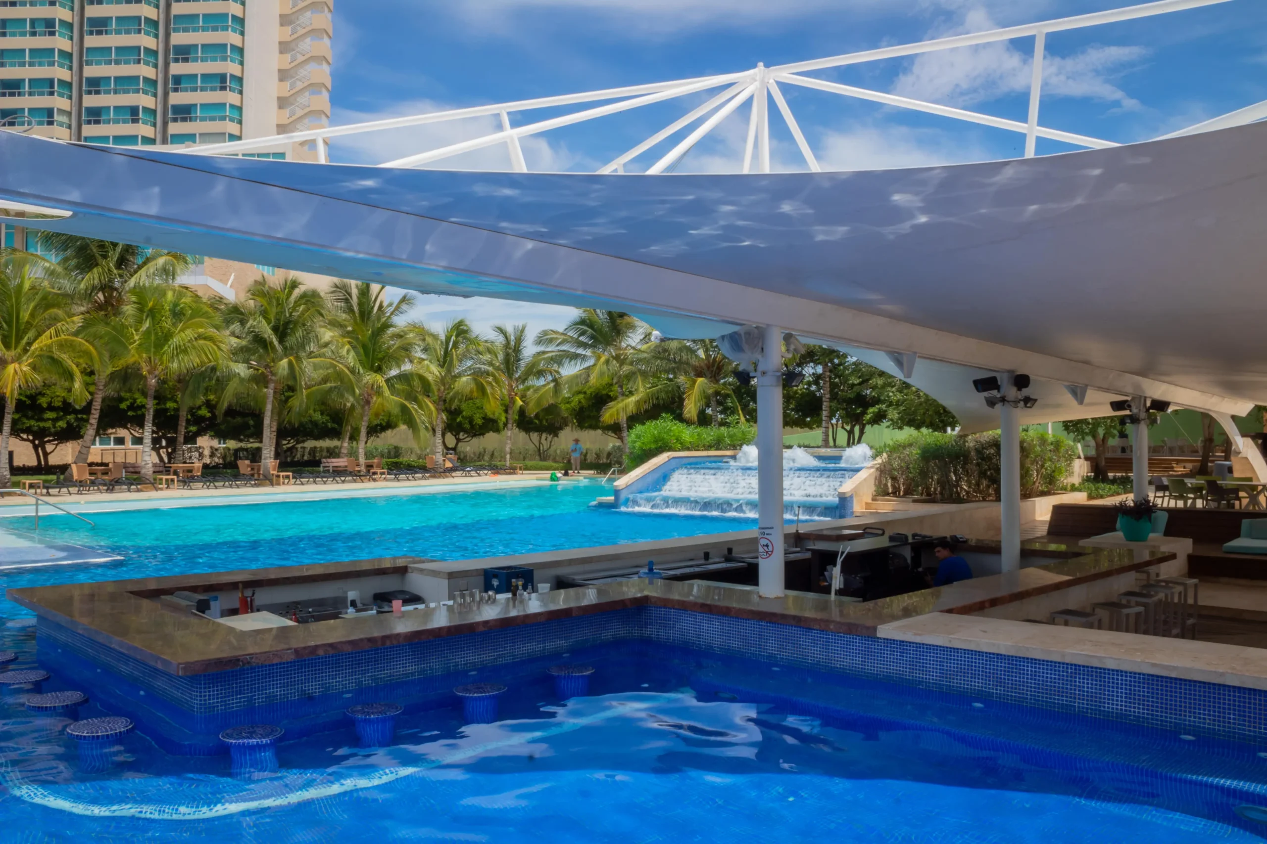 Piscina junto a espuma bar