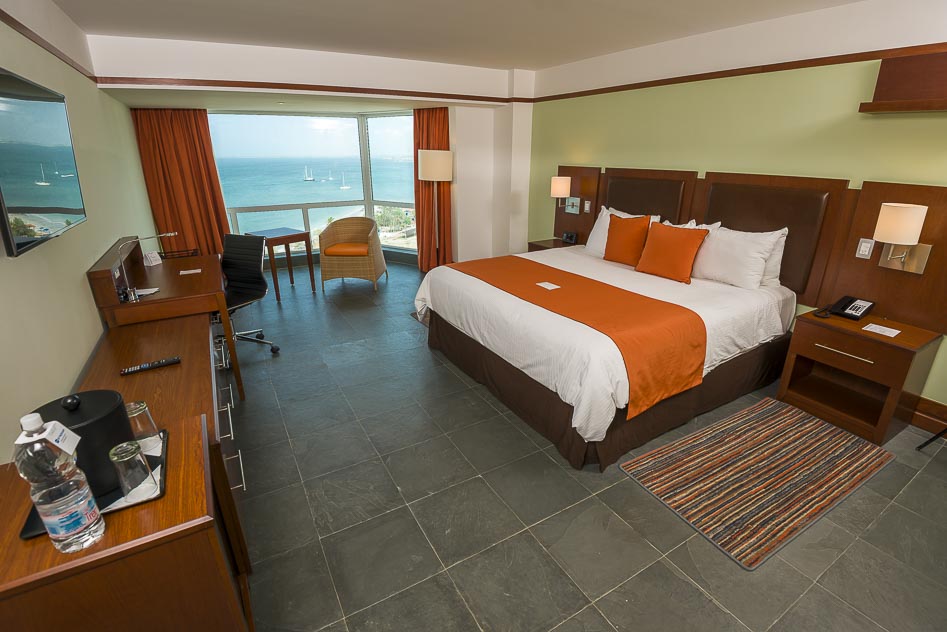 Habitacion con una cama y vista panoramica