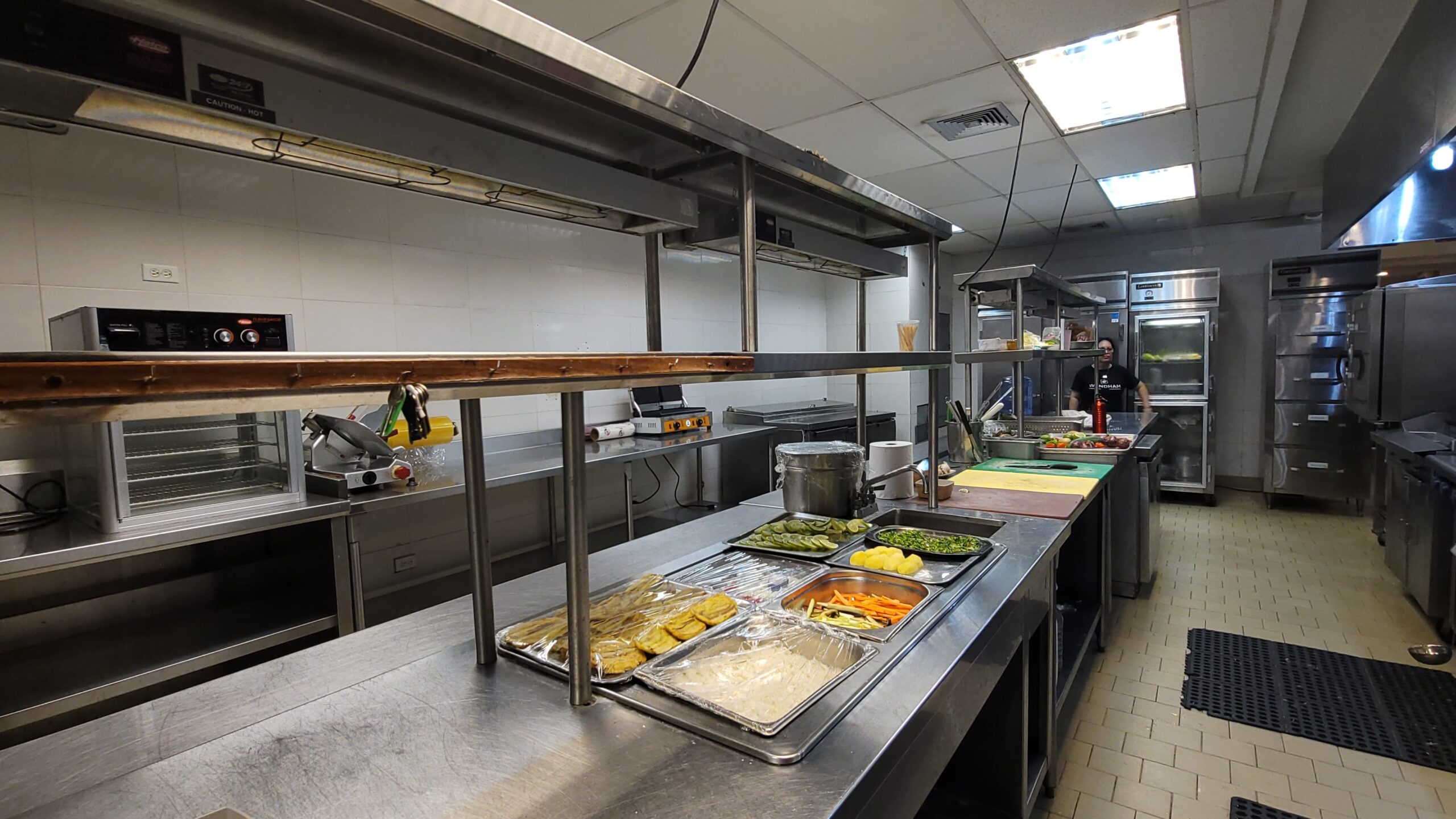 Vegtales con utencilios de cocina, en espacio profesional